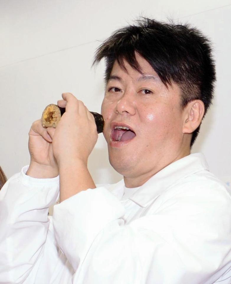 「ホリエモン万博」の会場で販売されるホリエ方巻（ホリエホウマキ）を手にアピールする堀江貴文氏＝東京・ヒトメディア・ザ・パーク（撮影・開出牧）