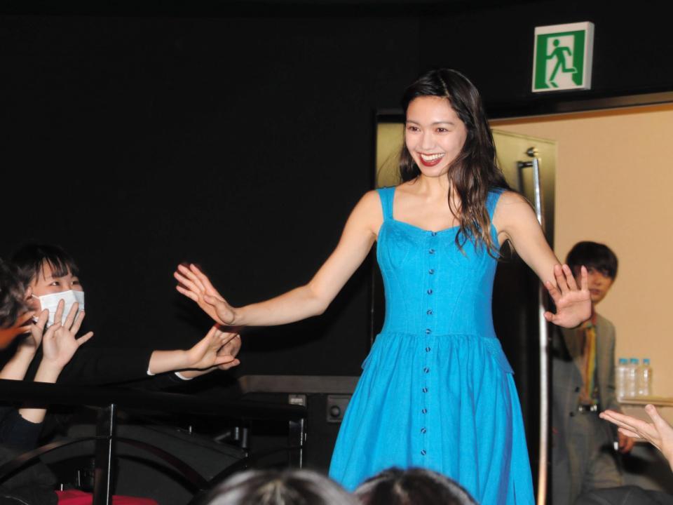 ファンの声援に笑顔を見せる二階堂ふみ＝ＴＯＨＯシネマズ六本木ヒルズ