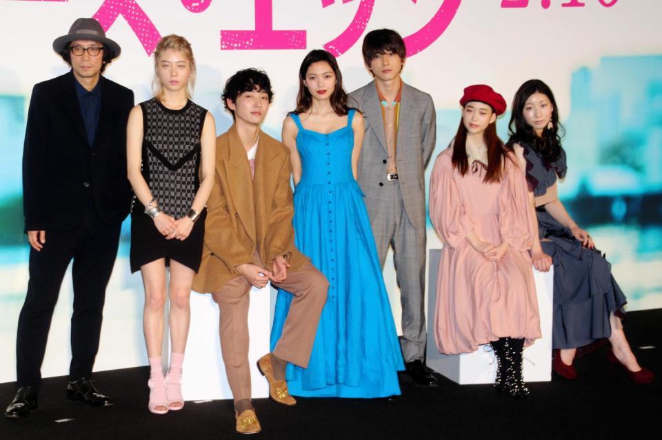 舞台あいさつに登場した（左から）行定勲監督、ＳＵＭＩＲＥ、上杉柊平、二階堂ふみ、吉沢亮、森川葵、土居志央梨＝ＴＯＨＯシネマズ六本木ヒルズ