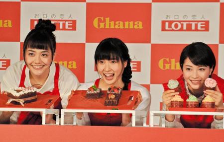 インスタ映えを意識してガトーショコラをデコレートした（左から）松井愛莉、土屋太鳳、広瀬すず＝東京・大崎