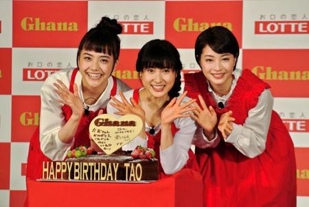 松井愛莉（左）と広瀬すず（右）から誕生日ケーキでお祝いされた土屋太鳳＝東京・大崎