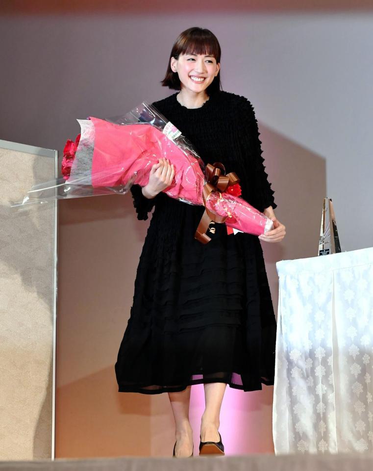 綾瀬はるか、エランドール授賞式に登場「やった～！と皆に伝えたい