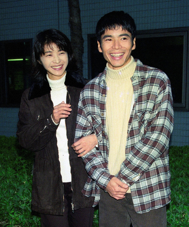 1日に入籍し、幸せいっぱいの結婚会見を行った深沢邦之（右）と田中美佐子＝1995年11月16日、TBS