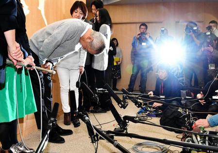 　会見を終え、深々と頭を下げる大竹まこと＝文化放送