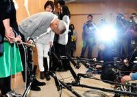 　会見を終え、深々と頭を下げる大竹まこと＝文化放送