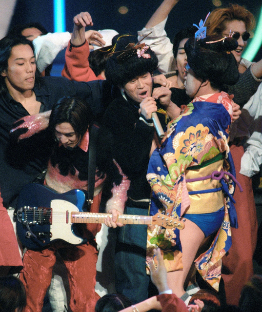 【写真】若い！紅白で歌う浜田雅功、松本、小室の姿も