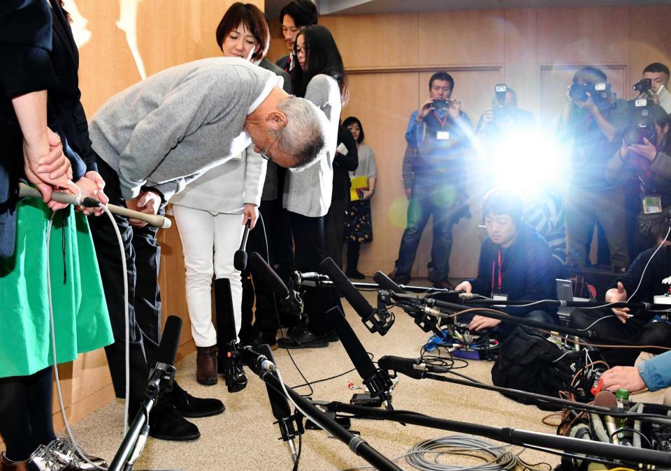 　会見を終え、深々と頭を下げる大竹まこと＝文化放送