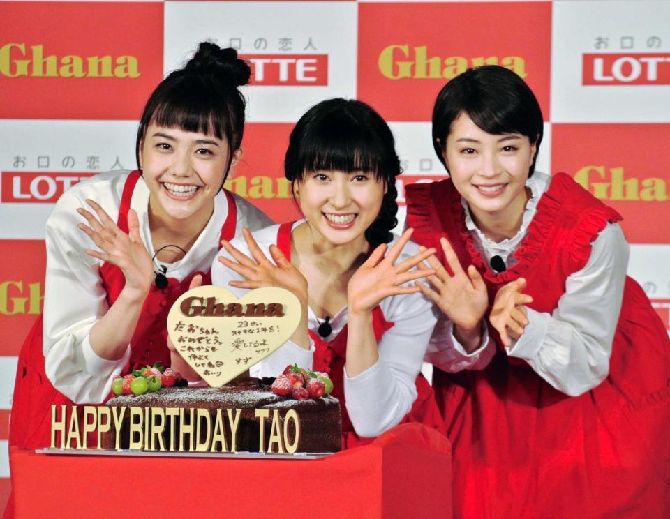 　松井愛莉（左）と広瀬すず（右）から誕生日ケーキでお祝いされた土屋太鳳＝東京・大崎