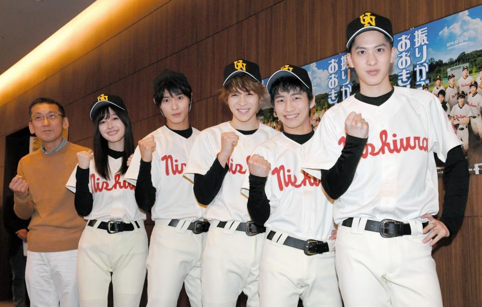 初日を前に気合の入る（右から）白又敦、納屋健、西銘駿、猪野広樹、演出の成井豊＝東京・豊島区のサンシャイン劇場（撮影・三好信也）