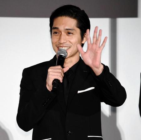 客席からの声援に手を振る錦戸亮＝ＴＯＨＯシネマズ六本木ヒルズ（撮影・棚橋慶太）