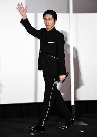 歓声に手を振り退場する錦戸亮＝ＴＯＨＯシネマズ六本木ヒルズ（撮影・棚橋慶太）