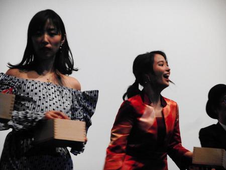 映画「巫女っちゃけん。」の初日舞台あいさつで豆まきする広瀬アリス（右）とＭＥＧＵＭＩ＝東京・渋谷ＴＯＥＩ