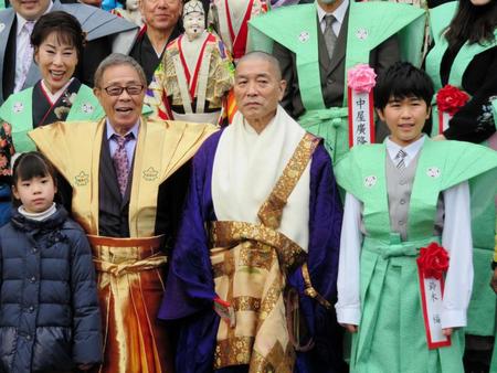 豆まきを行った（左から）北山たけし、北島三郎（左）と鈴木福（右）＝東京・高尾山薬王院