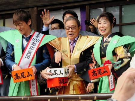 豆まきを行った（左から）北山たけし、北島三郎、原田悠里＝東京・高尾山薬王院