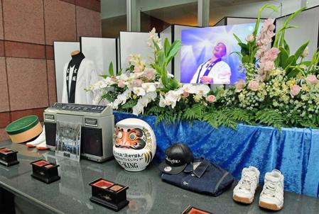 いときんさん縁の品々が置かれた焼香台＝大阪市内の斎場