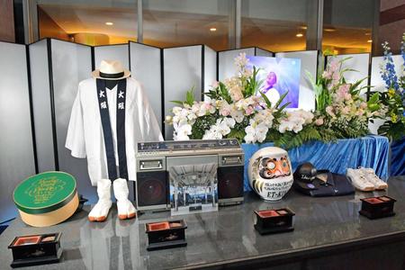 いときんさん縁の品々が置かれた焼香台＝大阪市内の斎場