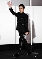 歓声に手を振り退場する錦戸亮＝ＴＯＨＯシネマズ六本木ヒルズ（撮影・棚橋慶太）