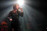 アコースティックツアーの千秋楽公演を行ったＭａｙ’ｎ＝横浜市の大さん橋ホール