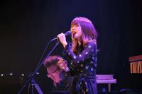 アコースティックツアーの千秋楽公演を行ったＭａｙ’ｎ＝横浜市の大さん橋ホール