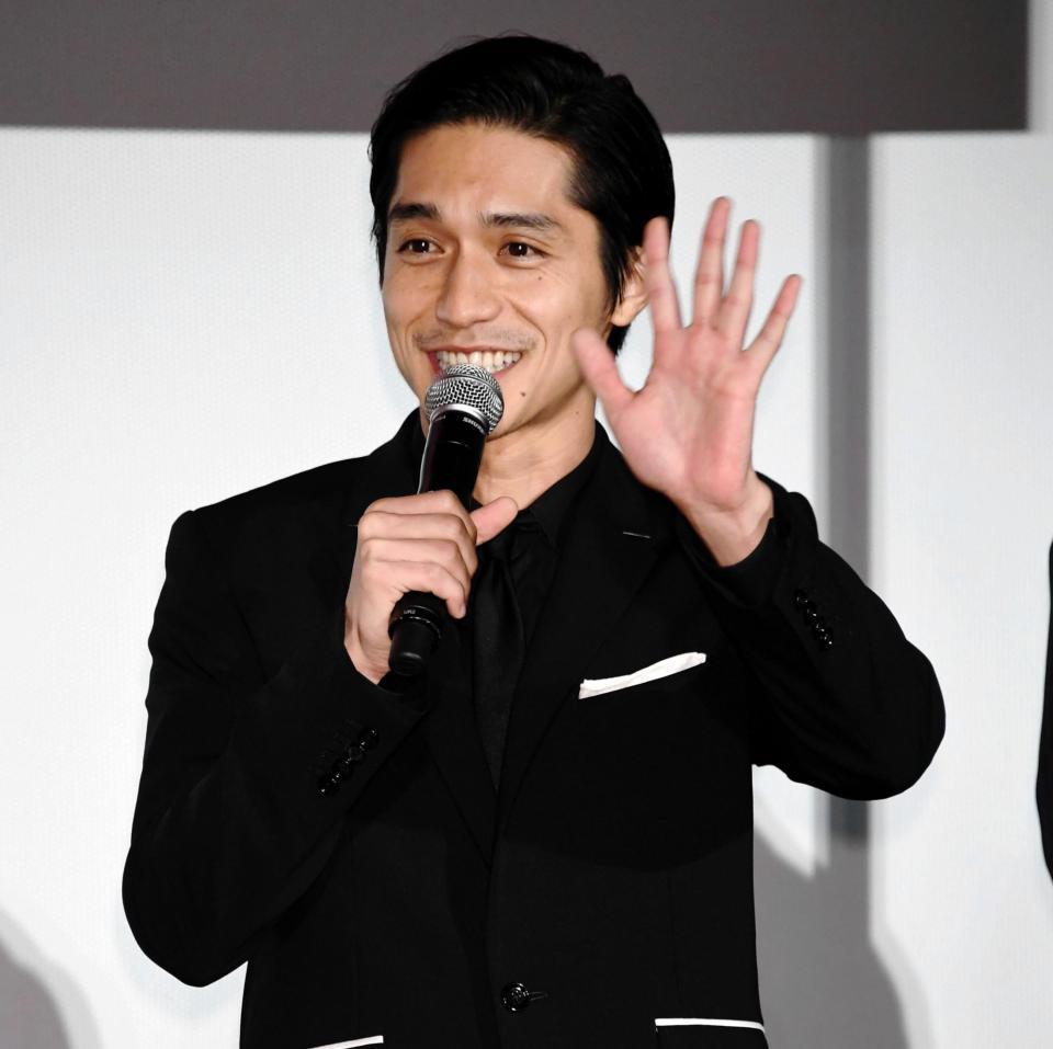 客席からの声援に手を振る錦戸亮＝ＴＯＨＯシネマズ六本木ヒルズ（撮影・棚橋慶太）