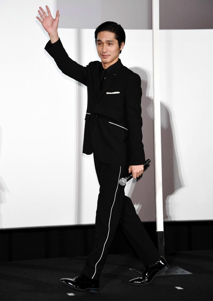 歓声に手を振り退場する錦戸亮＝ＴＯＨＯシネマズ六本木ヒルズ（撮影・棚橋慶太）