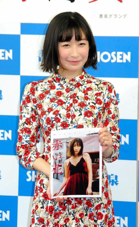 約７年ぶりに写真集を発売した小野真弓＝東京・神保町の書泉グランデ