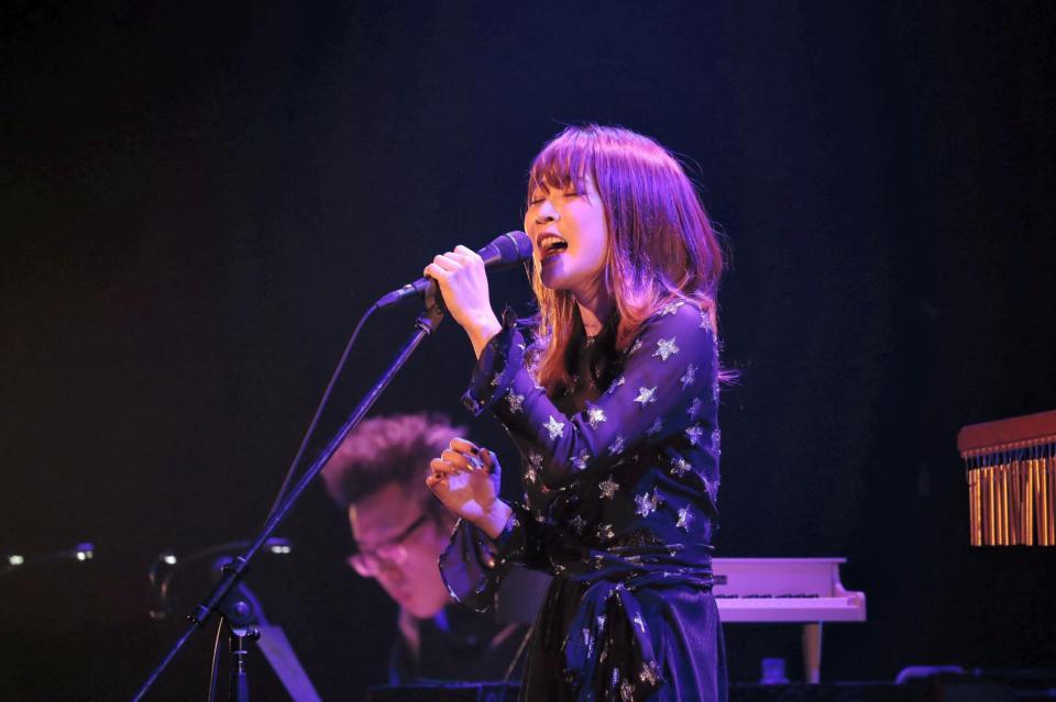 アコースティックツアーの千秋楽公演を行ったＭａｙ’ｎ＝横浜市の大さん橋ホール