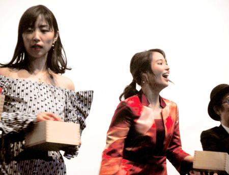　映画「巫女っちゃけん。」の初日舞台あいさつで豆まきする広瀬アリス（右）とＭＥＧＵＭＩ＝東京・渋谷ＴＯＥＩ
