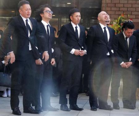 いときんさんの出棺を見送る（左から）ＫＬＵＴＣＨ、センコウ、ＢＯＯＢＹ、コシバＫＥＮ、ＢＵＣＣＩ＝大阪市内