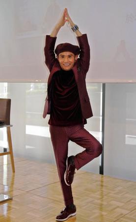 ヨガのポーズを披露する片岡鶴太郎＝東京・神田