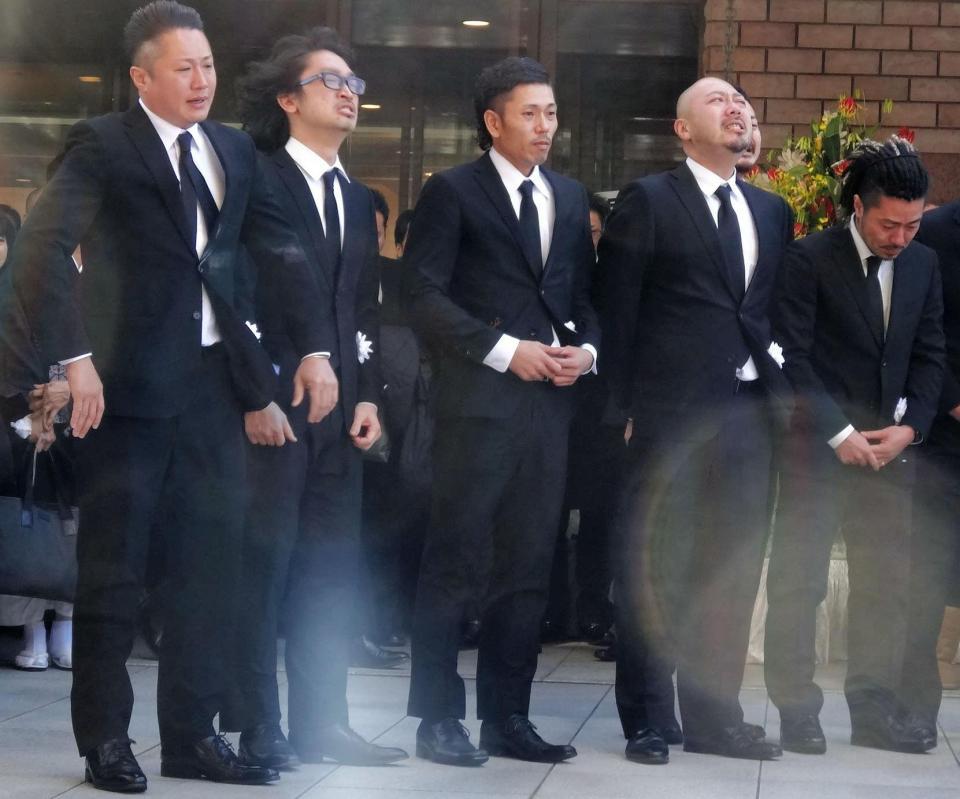 いときんさんの出棺を見送る（左から）ＫＬＵＴＣＨ、センコウ、ＢＯＯＢＹ、コシバＫＥＮ、ＢＵＣＣＩ＝大阪市内