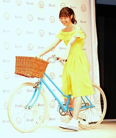 自転車で登場した乃木坂４６・西野七瀬＝東京・渋谷区の青山スパイラルホール（撮影・三好信也）