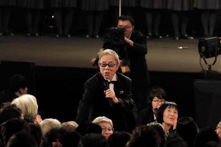「いつでも夢を」の合唱を客席に呼びかける北島三郎＝札幌市内