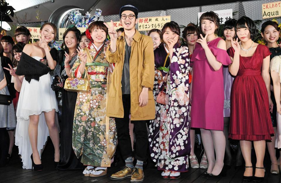 　「あらためて新成人を祝う会」を開催したキングコング西野亮廣（中央）と笑顔の新成人達＝横浜港大さん橋国際旅客ターミナル