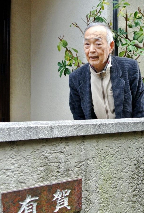 有賀さつきさんの訃報を報道陣に伝える父・洋さん＝横浜市内