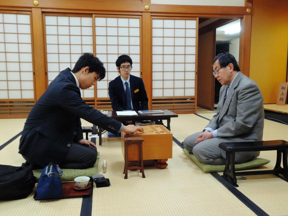 対局を行う藤井聡太五段（左）と南芳一九段＝関西将棋会館