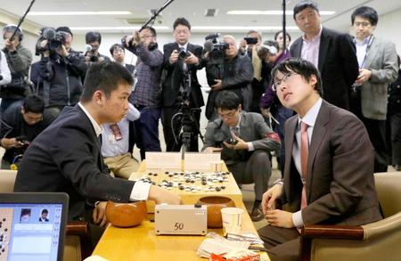 　第１局で、中国の謝爾豪五段（左）に敗れた井山裕太碁聖＝日本棋院