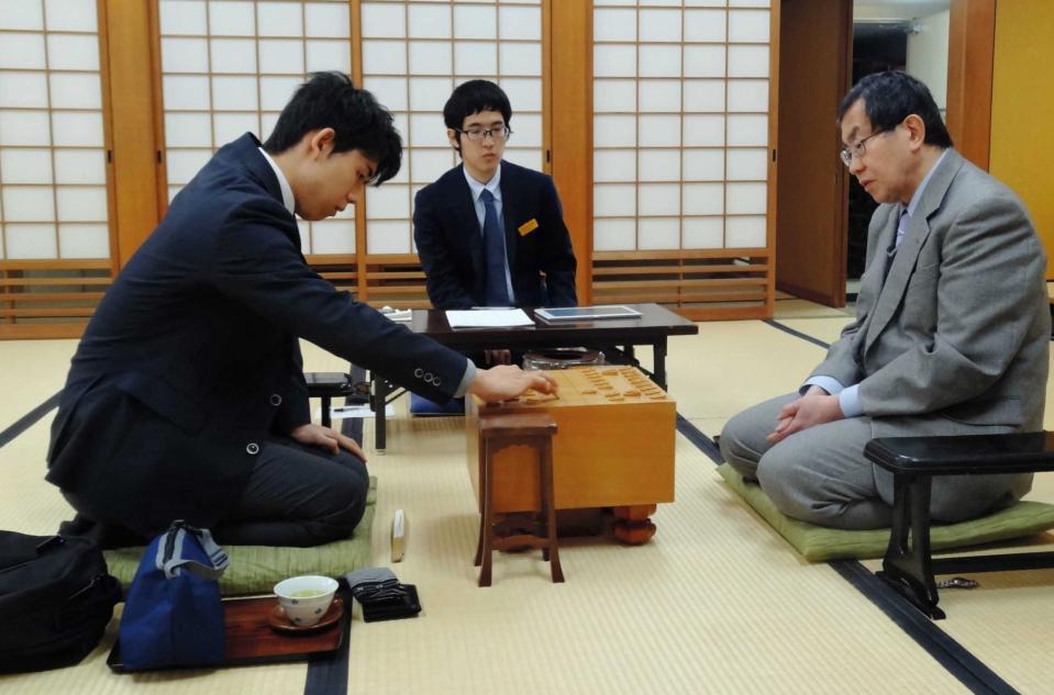 　対局を行う藤井聡太五段（左）と南芳一九段＝関西将棋会館