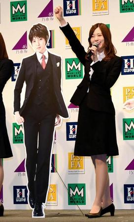 自身の等身大パネルを横に笑顔をみせる乃木坂４６の白石麻衣＝東京・渋谷区の原宿クエストホール（撮影・三好信也）