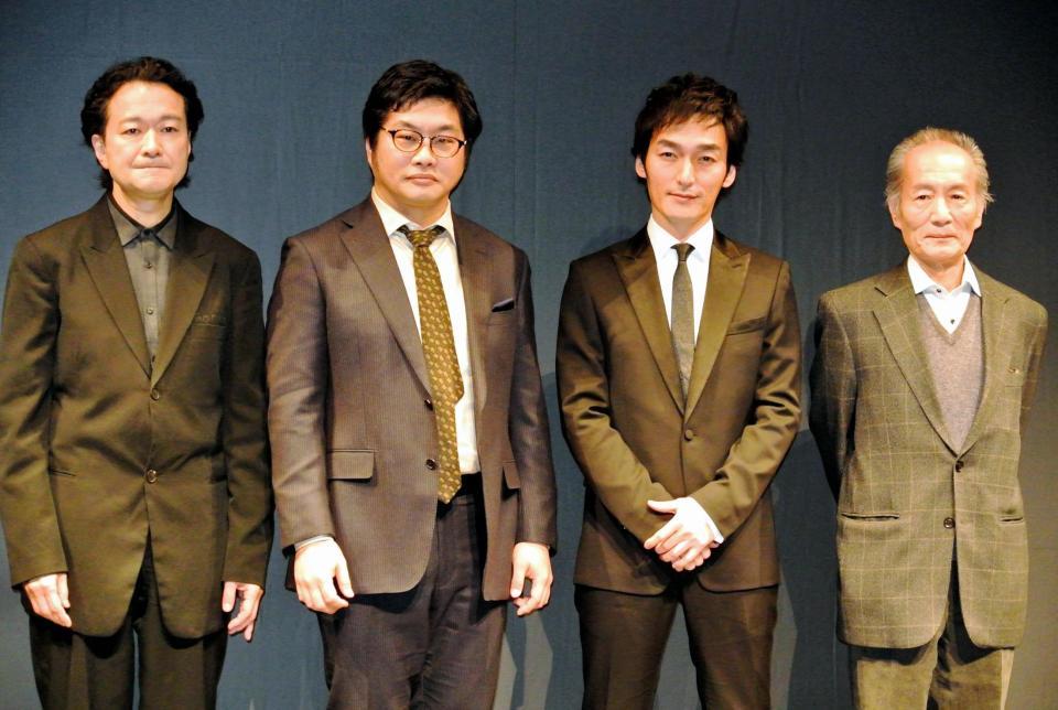 意気込みを語った（右から）白井晃氏、松尾諭、草なぎ剛、小林勝也＝横浜・神奈川芸術劇場