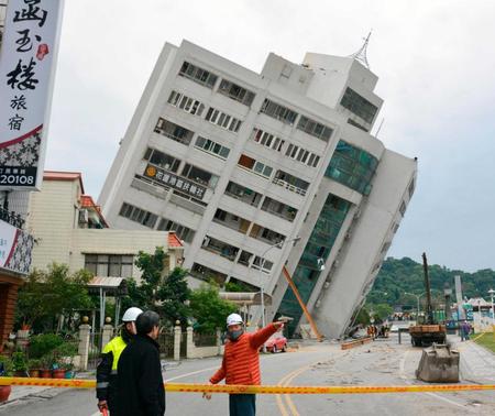 　台湾で発生した地震で大きく傾いた住宅＝花蓮市（共同）