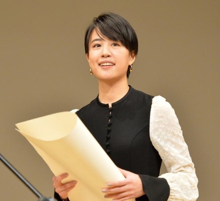 新人賞を受賞し、笑みを浮かべる石橋静河＝都内（撮影・西岡正）