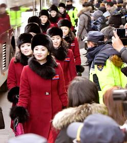 【写真】北朝鮮の美女軍団に騒然　おそろい赤コートでついに現れた