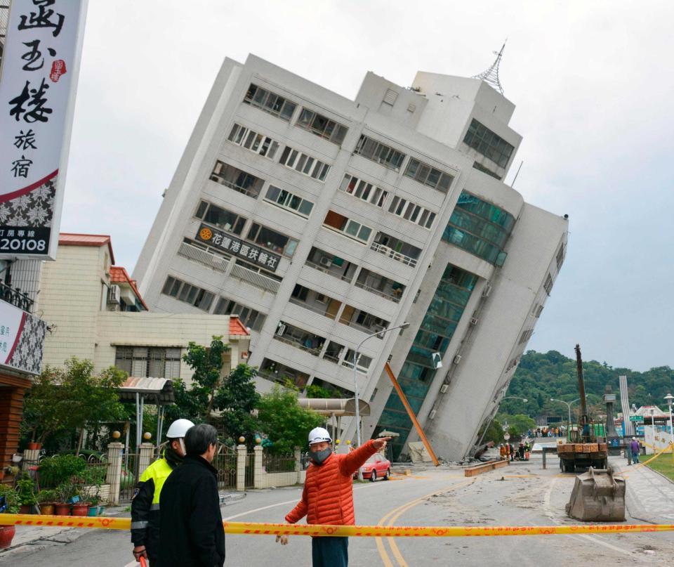 　台湾で発生した地震で大きく傾いた住宅＝花蓮市（共同）