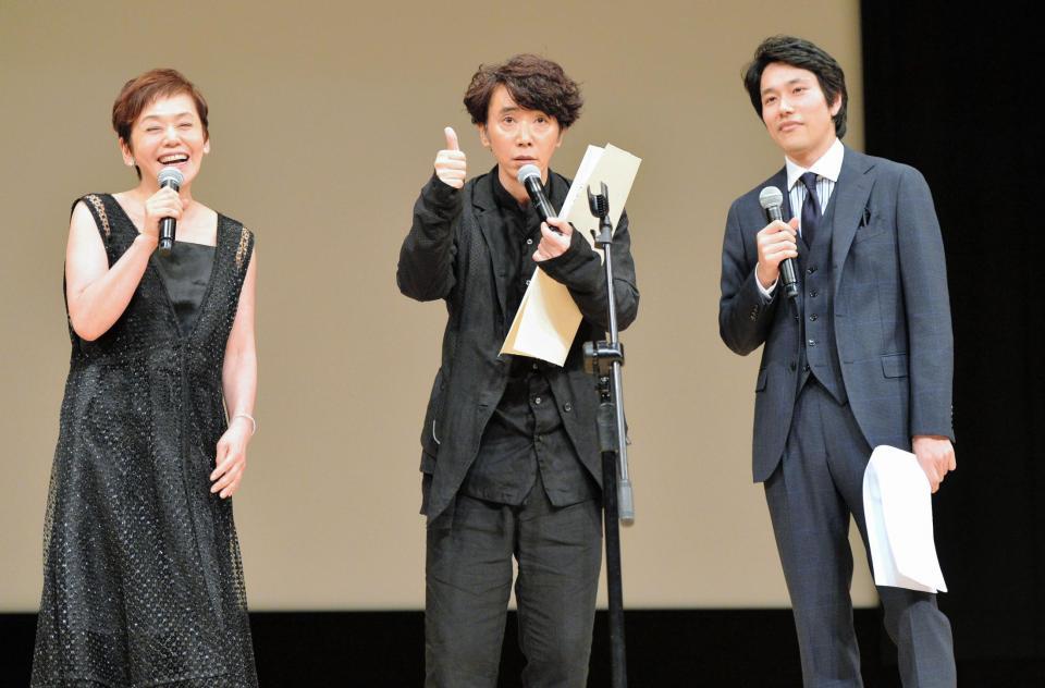助演男優賞を受賞し、サムアップポーズのユースケ・サンタマリア（左は大竹しのぶ、右は松山ケンイチ）＝都内（撮影・西岡正）