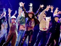 　激しいダンスで魅了する糸原美波（中央）ら劇団４ドル５０セント＝都内