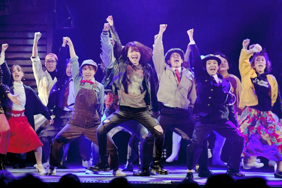 激しいダンスで魅了する糸原美波（中央）ら劇団４ドル５０セント＝東京・新宿の紀伊國屋ホール（撮影・金田祐二）