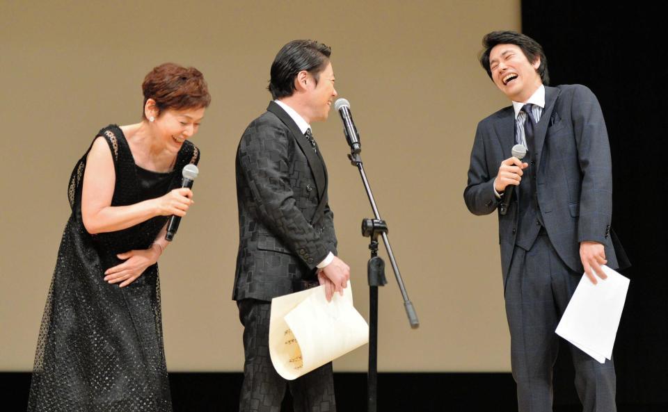 　阿部サダヲ（中央）とのトークで大爆笑する大竹しのぶ（左）と松山ケンイチ