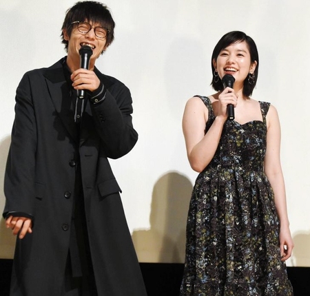 初日舞台あいさつでトークする窪田正孝（左）と筧美和子＝テアトル新宿（撮影・開出牧）