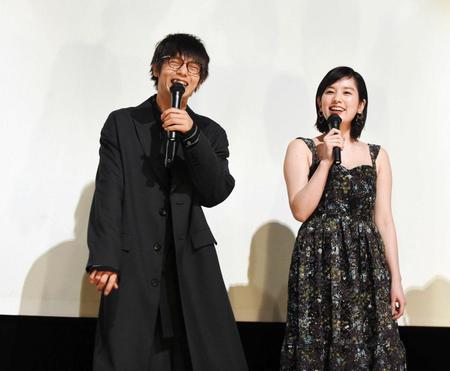 　初日舞台あいさつでトークする窪田正孝（左）と筧美和子＝テアトル新宿